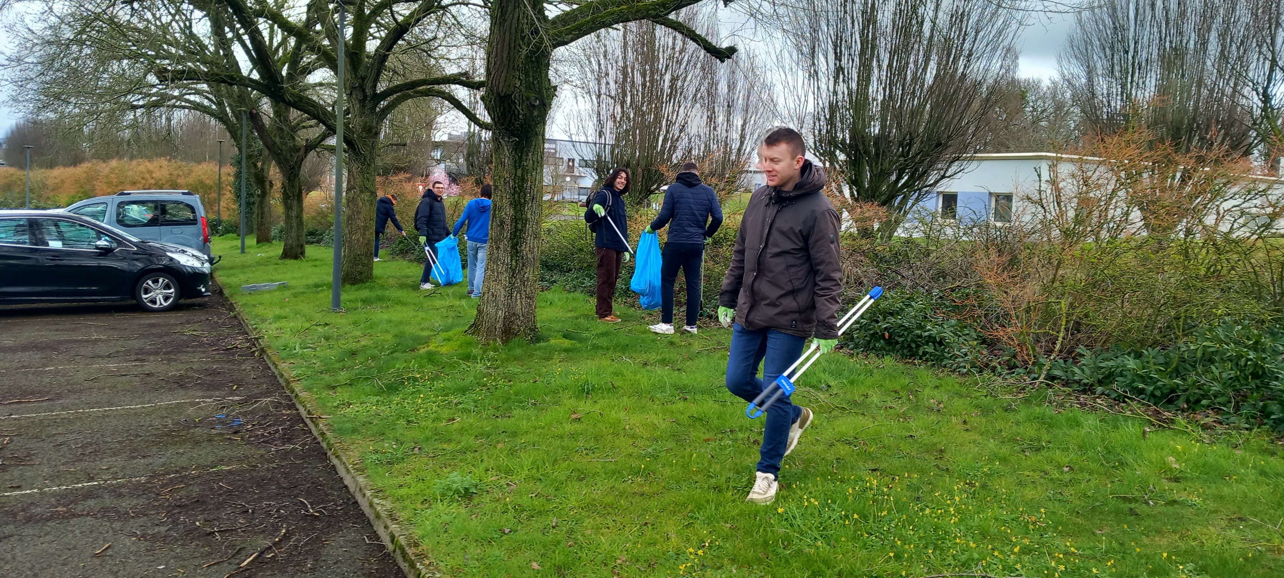 Groupe d'étudiants ramassent des déchets, Green Walk, Marche verte, I Walk Green