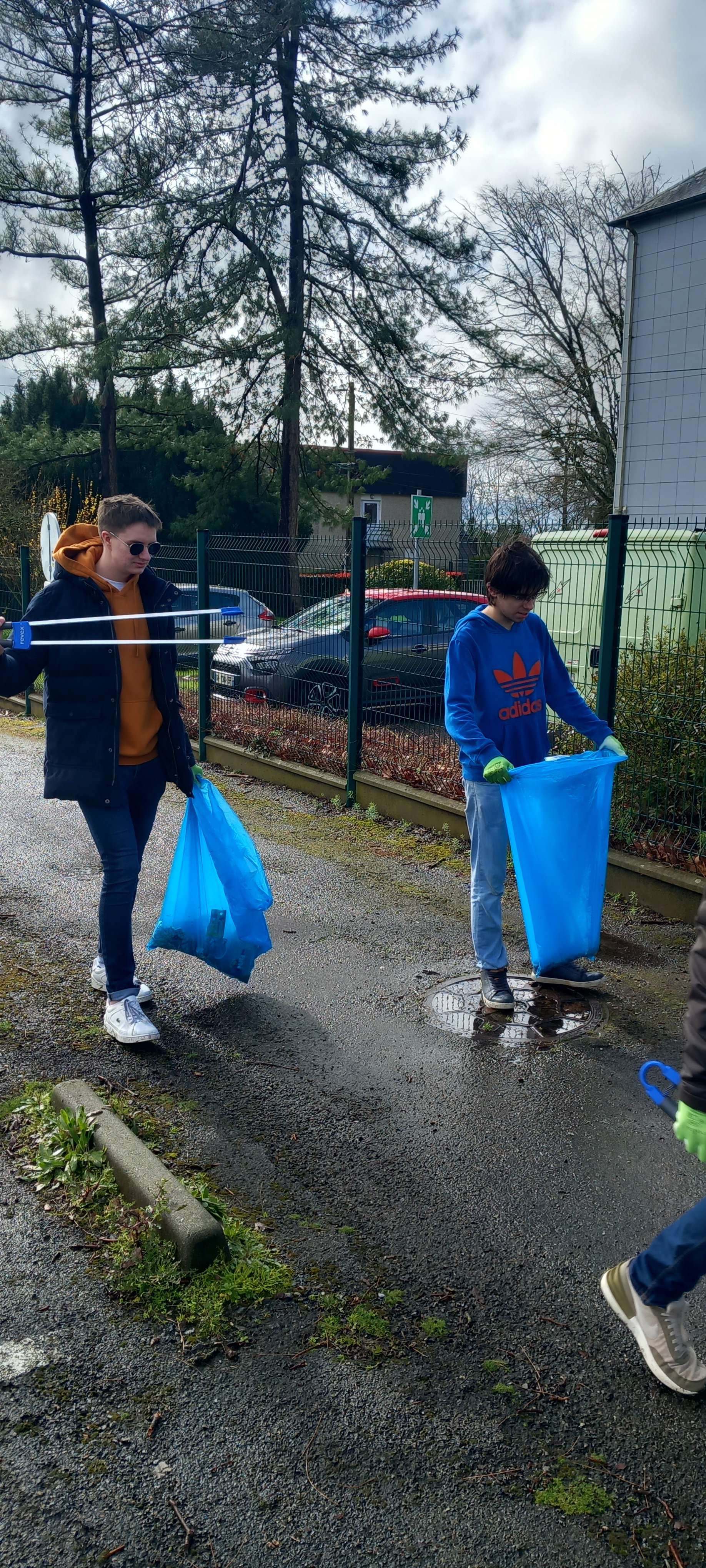 2 étudiants ramassent des déchets, Green Walk, Marche verte, I Walk Green