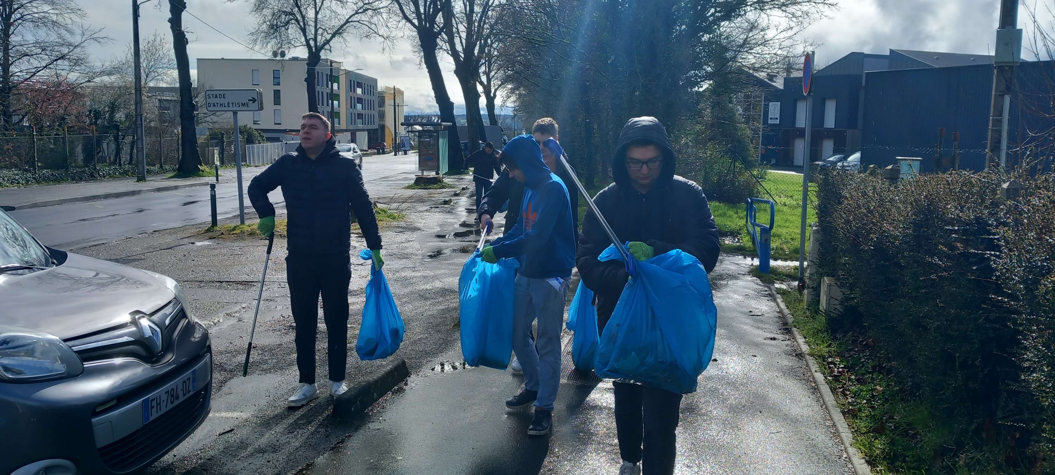 Groupe d'étudiants ramassent des déchets, Green Walk, Marche verte, I Walk Green